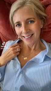 Tenk om vi bare kunne ta bekkenbunnsøvelser liggende. Hadde ikke det vært  noe?! Dessverre fungerer verken det eller det å bare trene når du er på  treningssenter.Bekken, mage og du må brukes aktivt i ...