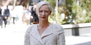 La película que será presentada en colombia en octubre de este año, fue producida por diana bustamente y contó en su reparto con actrices y actores como la británica tilda swinton y colombianos. La Estrella De Cine Tilda Swinton Esta En Colombia Grabando La Pelicula Memoria Hora724 Com