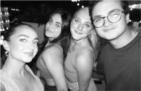 Carlotta Porter's Instagram, Twitter & Facebook