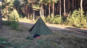 Połączenie dwóch pałatek ich guzikami i oparcie na kiju lub maszcie z rurek aluminiowych (w zestawie) daje namiot o średnicy podstawy około 180 cm. Survival W Praktyce Schronienie 8 Palatka Wariant 3
