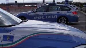 A causare l'incidente sarebbe stata una macchina che ha imboccato la strada nel senso opposto di marcia. Auto Contromano In Autostrada Bloccati Quattro Rumeni Ritiro Immediato Della Patente E Fermo Del Mezzo