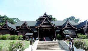 Gambar rajah 1.2 merupakan istana kesultanan melaka sebuah replika istana sultan mansur shah yang memerintah. Muzium Istana Imbau Kegemilangan Kesultanan Melaka