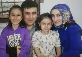 Çıkışta kendilerini görüntüleyen gazetecileri karşısında gören mahmut tuncer objektiflerin karşısına geçerek poz verdikten sonra kızı gizem'i muhabirlere tanıttı. Babalari 4 Yildir Cezaevindeydi Bugun De Anneleri Tutuklandi Boldmedya