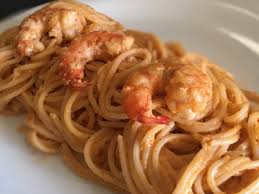 Πεντανόστιμη ελαφριά γαριδομακαρονάδα, πλούσια σε θρεπτικά συστατικά και χαμηλή σε θερμίδες. Eykolh Garidomakaronada Jonakos Food Lifestyle Blog