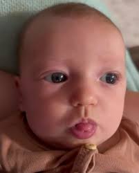 She looks like mom 😅 (and the old diaper pants, the dirty pavement)  Without words 🤦‍♀️🤢