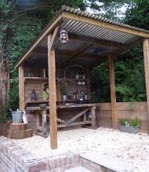 Eurovudas vous propose une vaste gamme des produits en bois tels que des abris de jardin, des chalets, des garages et des maisons à doubles murs. 1001 Idees Cuisine D Ete Couverte Profitez De L Exterieur Par Tous Les Temps Abri De Jardin Bois Vie En Plein Air Espaces De Vie Exterieurs
