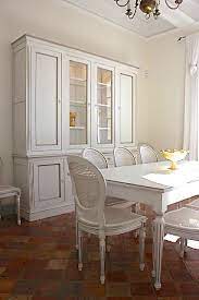 vaisselier et table de salle a manger blanche avec chaise medaillon ambiance campagne meuble salle a manger table de salle a manger blanche mobilier de salon