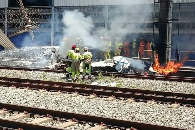 Avião cai na estação São Gabriel, em BH, e piloto morre carbonizado