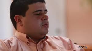 Adulto con autismo realiza charlas sobre la condición