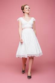 Unsere hochzeitsdirndl sind ein wundervoller hingucker für einen der schönsten momente in ihrem leben. Brautkleid Knielang Gestickte Spitze Keckes Wohlfuhlkleid