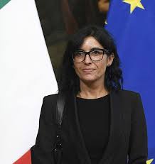 Qui dadone, invece pone in primo piano un paio di décolleté rosse, non certo colore scelto caso essendo simbolo, le scarpe rosse, della lotta contro la violenza alle donne, e invece di un classico. Fabiana Dadone Biografia Curriculum E Curiosita Chi E Fabiana Dadone