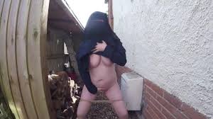 Niqab Slut Fette Moslemnutte Strippt Im Hinterhof
