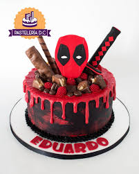 Torta Con Diseno De Deadpool Acompanado De Chocolates Y Gomitas Deadpool Themed Cake With Chocolate And Candy En 2020 Tortas Tortas Tematicas Pastel De Deadpool