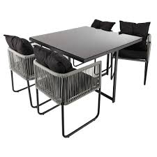 Osez la tendance du mix&match en multipliant les modèles de chaises autour de la table de jardin ! Table De Jardin Avec 4 Chaises En Resine L 107 Swann Maisons Du Monde