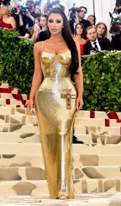 La más famosa de las hermanas kardashian ya insinuaba, hace unas horas, que vestiría de versace. Kim Kardashian West Pulls A 90s Supermodel Move At The Met Gala Met Gala Outfits Met Gala Dresses Gala Outfit