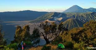 Belum lagi hamparan pasir yang dijuluki pasir berbisik berpagarkan perbukitan yang tertanam kokoh disekelilingnya melengkapi keistimewaan indahnya pemandangan alam di kawasan gunung. 7 Objek Wisata Ini Wajib Hukumnya Dikunjungi Agar Wisata Di Gunung Bromo Meninggalkan Kesan Wisata Pulau Jawa