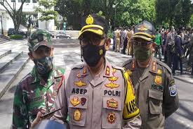 Dinas kesehatan kota bandung bersama puskesmas di seluruh kecamatan tengah memetakan rt dan rw yang akan menerapkan pemberlakuan pembatasan kegiatan masyarakat (ppkm) mikro. Ratusan Personel Sisir Mal Pantau Pelaksanaan Ppkm Di Kota Bandung
