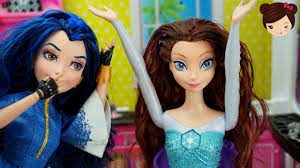 Barbie siempre nos ha fascinado por ser un icono de moda y belleza y siempre hemos querido los juegos de cocina que ofrecemos en misjuegosdechicas.es son excelentes para aprender a cocinar. Evie Le Pinta El Pelo A Elsa En El Salon De Belleza De Barbie Los Juguetes De Titi Youtube Elsa