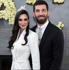 Doğan'ın kime gönderme yaptığı ise merak konusu oldu., sosyal medya. Arda Turan Esi Aslihan Dogan In Resmini Paylasti