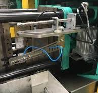 Sprue picker: Removing and separating sprues from the injection molding  Machine