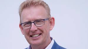 Liberal MP apologises for describing Greens' candidate as "too camp"