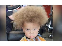 La risposta è assolutamente no. Bimbo Dalla Chioma Leonina Va Dal Parrucchiere Per La Prima Volta Video Capellistyle