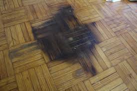 Parquet noirci par l humidité. Tache De Brule Colle Sur Parquet Massif