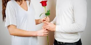 Mengungkapkan rasa kasih sayang, kepedulian, dan memberikan support kepada orang yang kita kasihi dapat melalui berbagai cara seperti memberikan perhatian ataupun memberikan hadiah kepada. Katakan Cinta Dengan Bunga Mawar Merah Kenali Dulu Artinya Di Sini