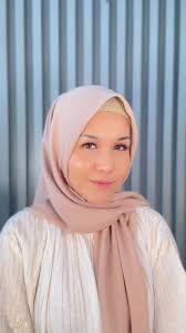 "Setiap olesan JAFRA Matte Loose Powder membawa transformasi; kulit bebas  kilap, dan lembut sepanjang hari. Dapatkan hasil akhir matte yang elegan  dan natural dengan sentuhan JAFRA.”