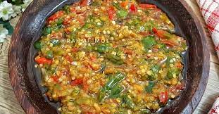 Goreng cabai rawit, cabai merah besar, cabai merah keriting, bawang merah, dan bawang putih menggunakan minyak panas sebentar hingga kekuningan, angkat dan tiriskan. Resep Sambal Korek Ala Rumah Makan Sunda Enak Disantap Dengan Ikan Dan Telur