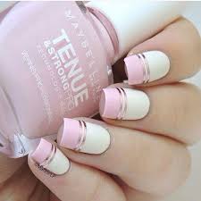 En esta imagen ves unas uñas pintadas con esmalte amarillo y puntos pequeños de color negro ademas tiene el detalle de moños y piedras brillantes como aplique Unas Decoradas Con Cinta