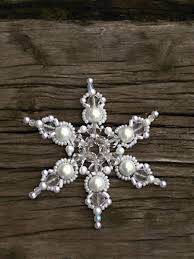 Klasicka Snehova Vlocka Z Kolekce Ruska Zima Hvezda Inspirovana Bilou Zimou V Beaded Christmas Ornaments Beaded Snowflakes Ornament Christmas Ornament Pattern