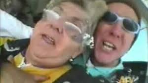 Così, quando una coppia di 80enni è entrata in un mcdonald's di dayton lui ha cominciato a mangiare, mentre lei guardava e aspettava. Nonna Paracadutista Perde La Dentiera In Volo Youtube