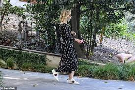 Carey mulligan pulls out of the hillary clinton biopic campaign. Carey Mulligan Wears Floral Maxi Dress And Trainers In La Readsector