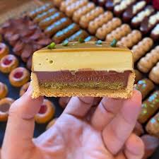 Avec Chef Karim Bourgi La Tarte Pistache En 5 Textures Pate Sucree Aux Amandes Croustillant Au Praline Pistache Biscuit Moelleu Desserts Yummy Food Food