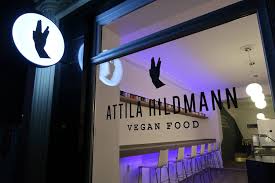 Vor einem restaurant in charlottenburg griff ein unbekannter den verschwörungsideologen an. Attila Hildmann Hat Sein Erstes Restaurant In Berlin Eroffnet Und Die Meinungen Sind Gespalten Mit Vergnugen Berlin