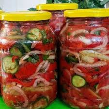 салат из огурцов с луком на зиму без уксуса Salat Letnij Obaldennyj Salat Na Zimu Sochnyj Letnij Salat Iz Svezhih Ovoshej Zakataem V Banke So Speciyami V 2020 G Letnie Salaty Pitanie Recepty Idei Dlya Blyud