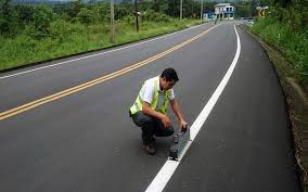 Señales de obligación de tráfico requisitos de retroreflectividad en una carretera interurbana de Arequipa al atardecer.