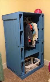 5 euro eski beyaz boya. 22 Diy Ideen Wie Man Garderobe Aus Paletten Selber Bauen Kann