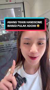 Adoiiiii ! Nak bervideo dgn abang crew train yg wangiii handsome pulak tu  tapi tak dapat nak kejar dia dah tak jumpa 😩😩 sedihhhhhh! Kalau korang  nak satu perfume yg merebak satu tempat bauan perfume ...