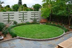 Small Gem Lawns More Impact From Less Grass Modern Garden Small Gardens Vertical Garden