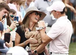 Der spanier jon rahm holte sich mit einem schlag vorsprung auf louis oosthuizen die 121. Rory Mcilroy Wurde Von Frau Erica Stoll Und Tochter Poppy Begleitet Nachdem Sie Die Wells Fargo Championship Gewonnen Hatte Aktuelle Boulevard Nachrichten Und Fotogalerien Zu Stars Sternchen