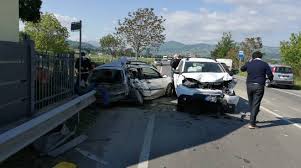 Una moto kawasaki condotta da un ragazzo di 30 anni con a bordo anche una ragazza residente nel. Scontro Tra Tre Auto Sulla Statale 45 Un Ferito Piacenzasera It