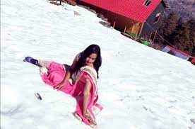Saree In The Snow What Auli Does To You Is Beyond Words Tripoto Follow these headshot poses for getting perfect corporate photos. saree in the snow what auli does to