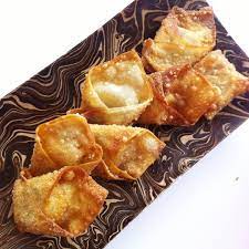 These Are My Pisang Pangsit Wonton Wrappers Filled With Banana And Gulajawa Crispy Delicious Can Also Fill Them With Cho Food Asian Snacks Wonton Recipes