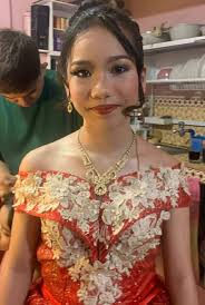 Renowned beauty educator and celebrity artist biography