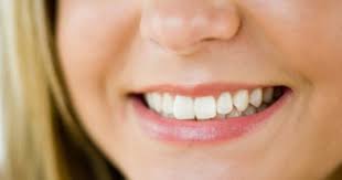 فوائد قشر الرمان للأسنان واللثة يستخدم قشر الرمان لعلاج مشاكل الفم واللثة فهو يساعد في التخلص من رائحة الفم الكريهة والتهاب اللثة وقرح الفم وذلك عن طريق إضا