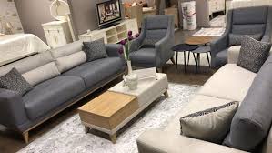 Kırmızı kırlent i̇sterseniz yeşil mobilyalarla bu uyumu yaratın, isterseniz de krem ağırlıklı evinizi yeşil bitkilerin gücüne teslim edin! Soru 85 Krem Antrasit Koltuk Takimina Uygun Duvar Rengi Hali Fon Perde Dekor Ekrani