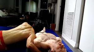 Llegando a la eyaculación con puñetazos, golpes y besos