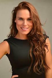 On peut dire n'importe quoi sur cette femme mais quand il s'agit de son  travail elle déchire vraiment 👌🏻. Elle est dévouée à son job. J'aime son  côté femme de caractère, leader